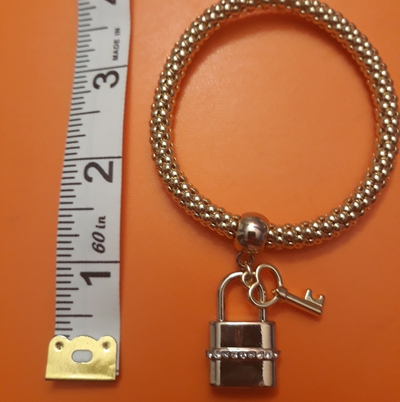 Mary Kay "you hold the key" gold bracelet.NWT - Picture 2 of 4